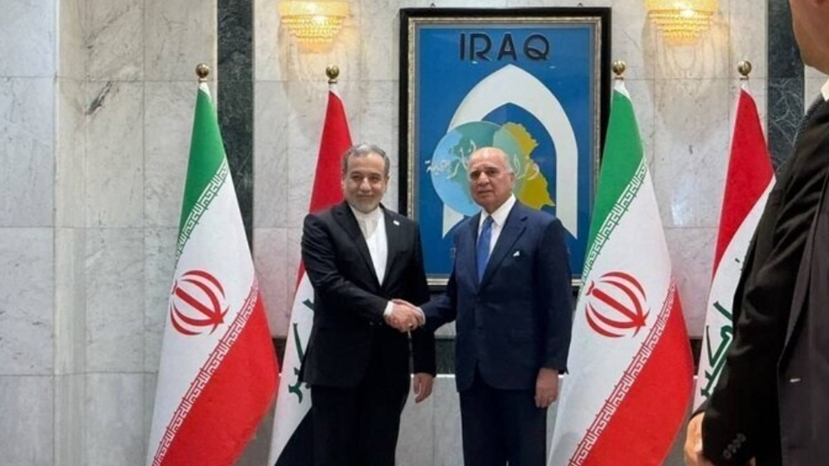 حضور عراقچی در محل شهادت سردار شهید سلیمانی و ابومهدی المهندس در نزدیکی فرودگاه بغداد + فیلم