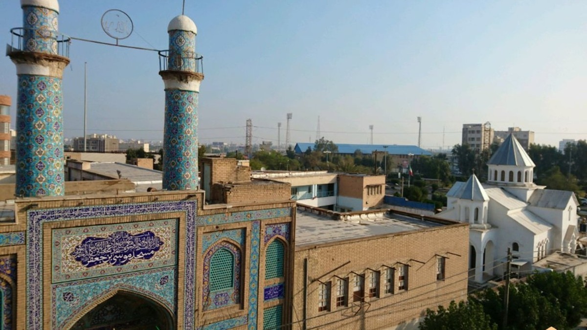 از حضرت آدم تا رئیسعلی دلواری؛ روایت‌های شگفت‌انگیز از قبرستان وادی‌السلام + فیلم