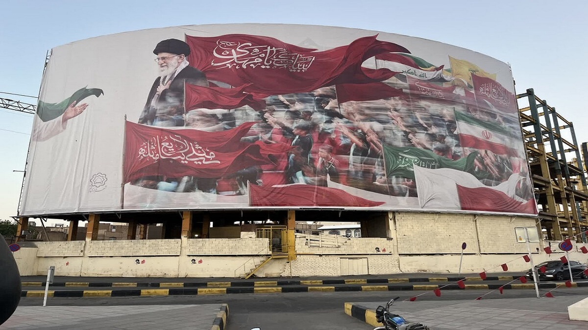 باشگاه خبرنگاران -اکران طرح جدید دیوارنگاره بزرگ انقلاب قم با شعار «لبیک یا مهدی(عج)»