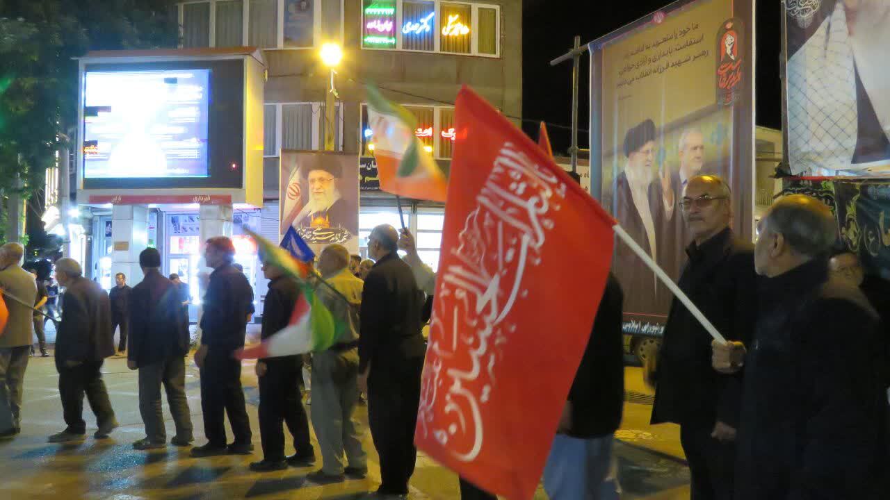 نمایی از حضور همدل و یکپارچه مردم انقلابی هریس در تجمع شبانه