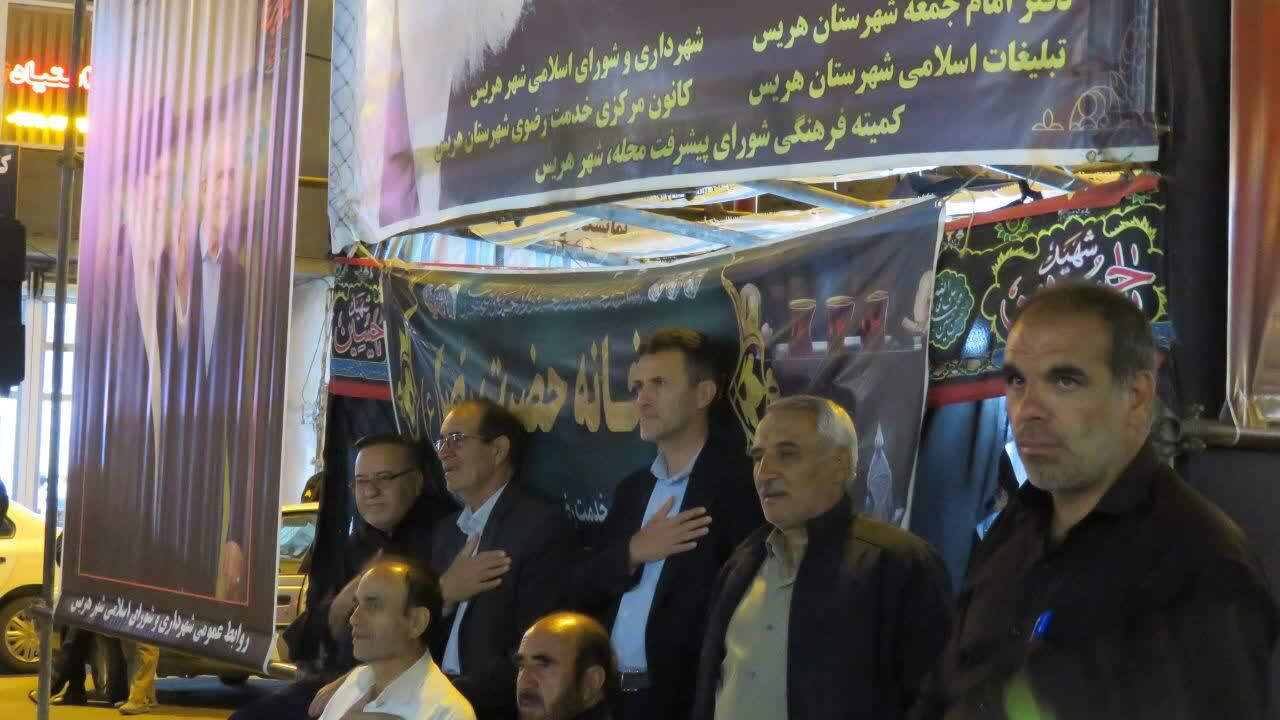 نمایی از حضور همدل و یکپارچه مردم انقلابی هریس در تجمع شبانه