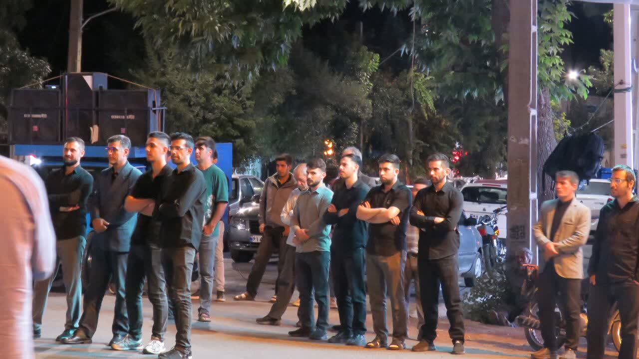 نمایی از حضور همدل و یکپارچه مردم انقلابی هریس در تجمع شبانه