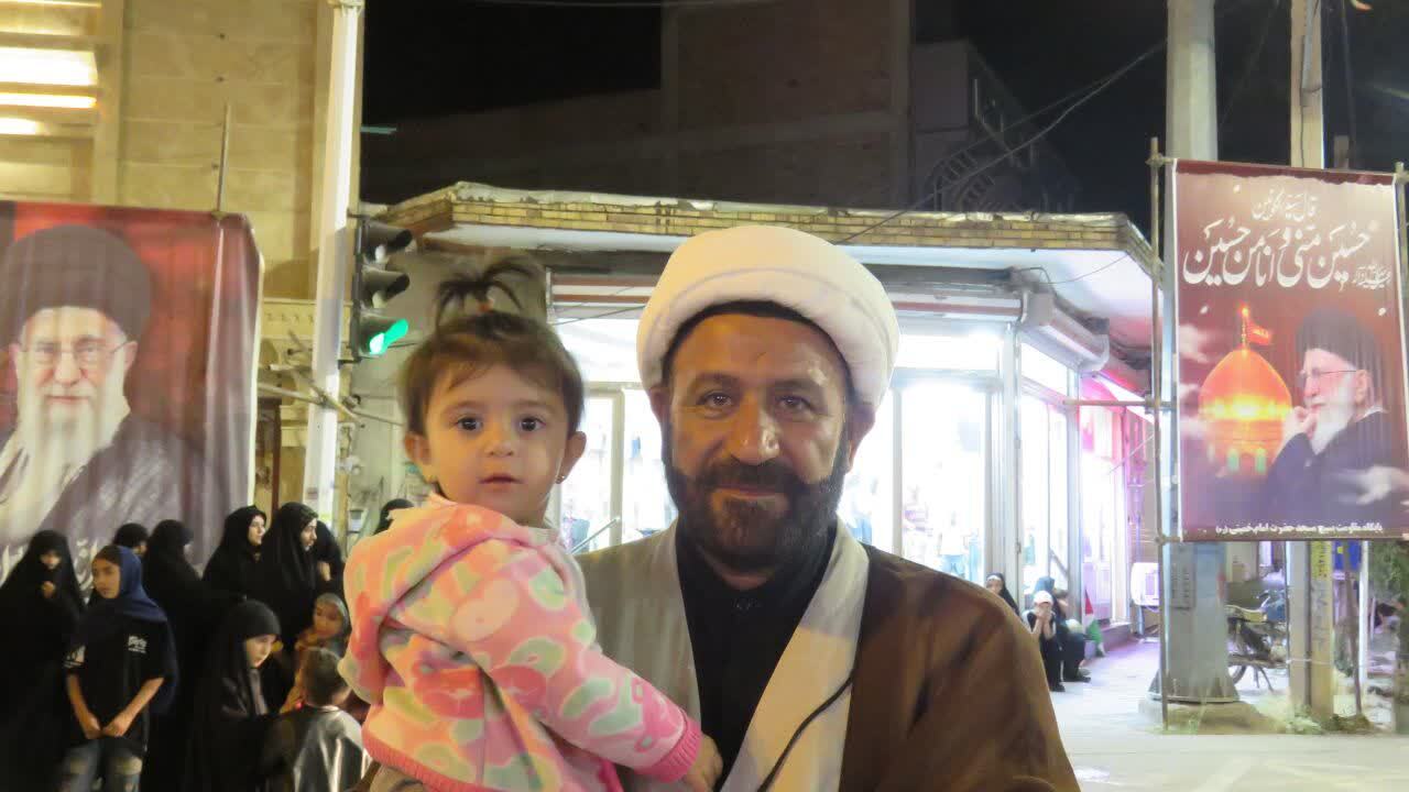 نمایی از حضور همدل و یکپارچه مردم انقلابی هریس در تجمع شبانه