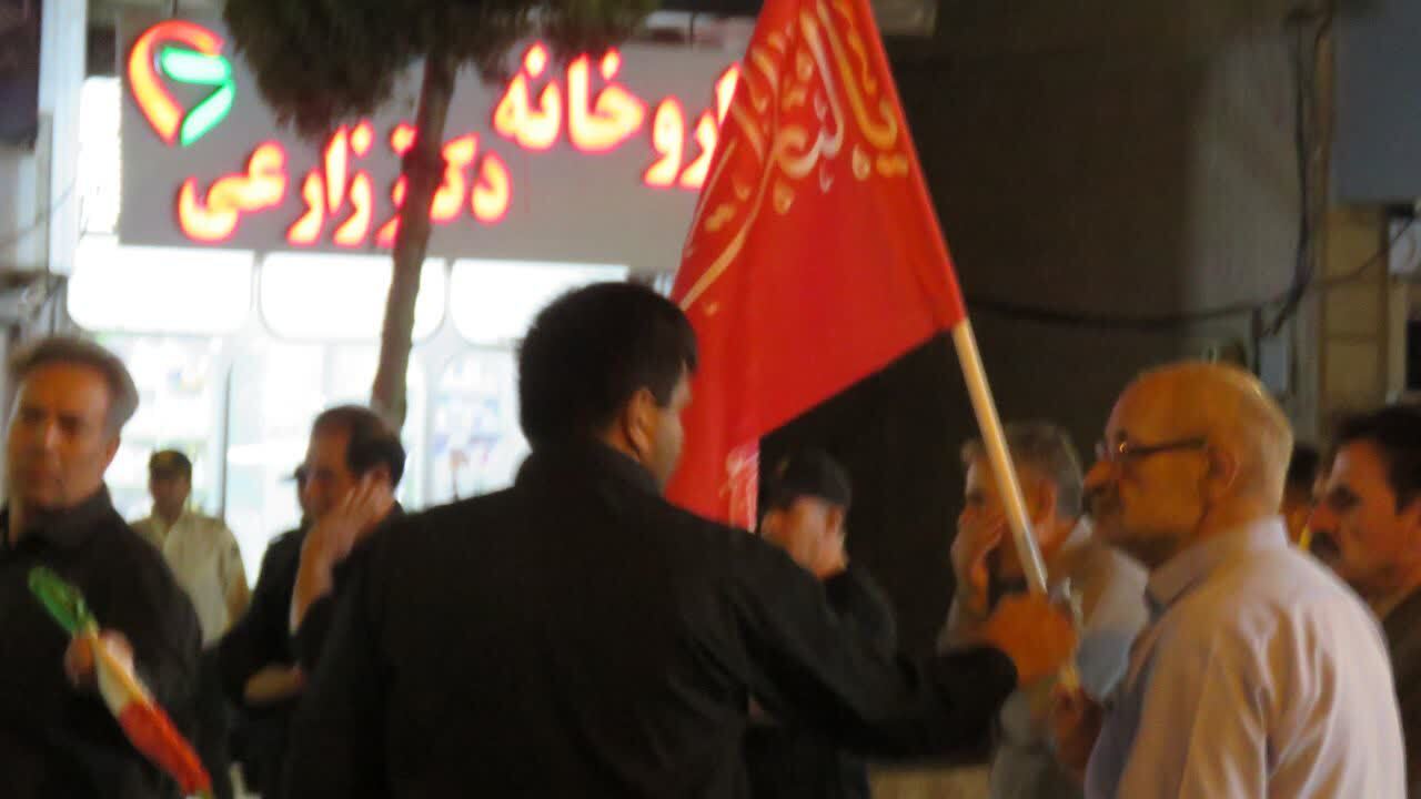 نمایی از حضور همدل و یکپارچه مردم انقلابی هریس در تجمع شبانه