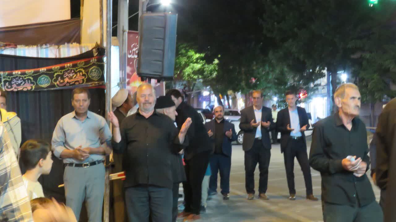 نمایی از حضور همدل و یکپارچه مردم انقلابی هریس در تجمع شبانه