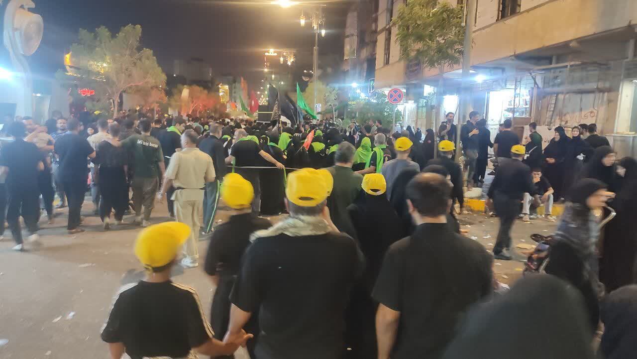 طنین نوای «لبیک یا حسین» کاروان پیادهروی صالحآباد در کربلای معلی طنین نوای «لبیک یا حسین» کاروان پیادهروی صالحآباد در کربلای معلی