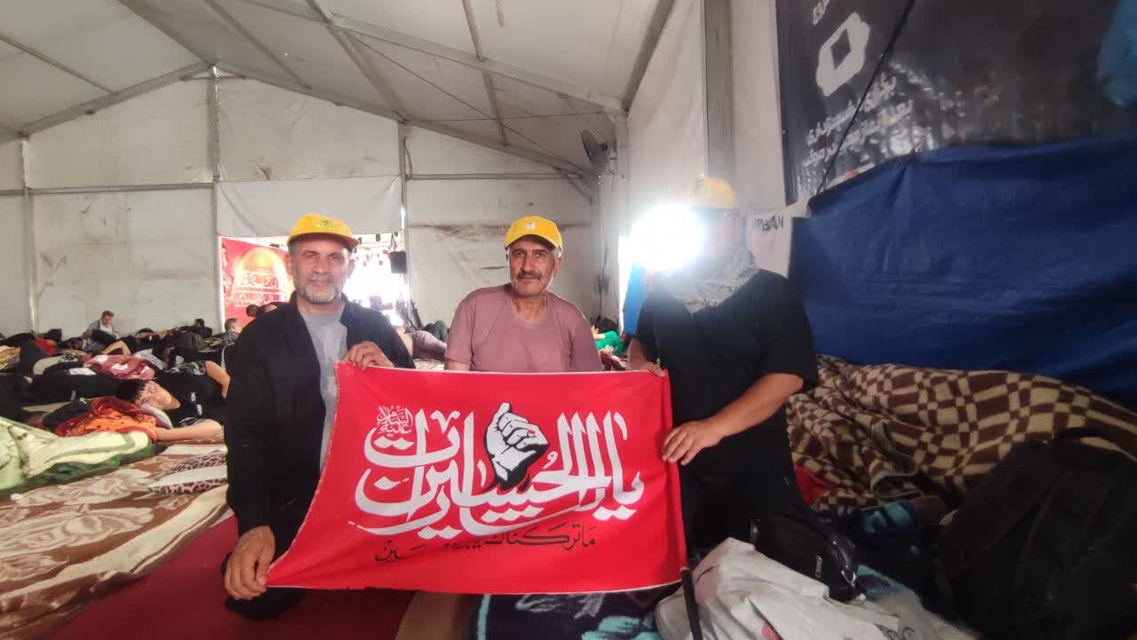 طنین نوای «لبیک یا حسین» کاروان پیادهروی صالحآباد در کربلای معلی طنین نوای «لبیک یا حسین» کاروان پیادهروی صالحآباد در کربلای معلی