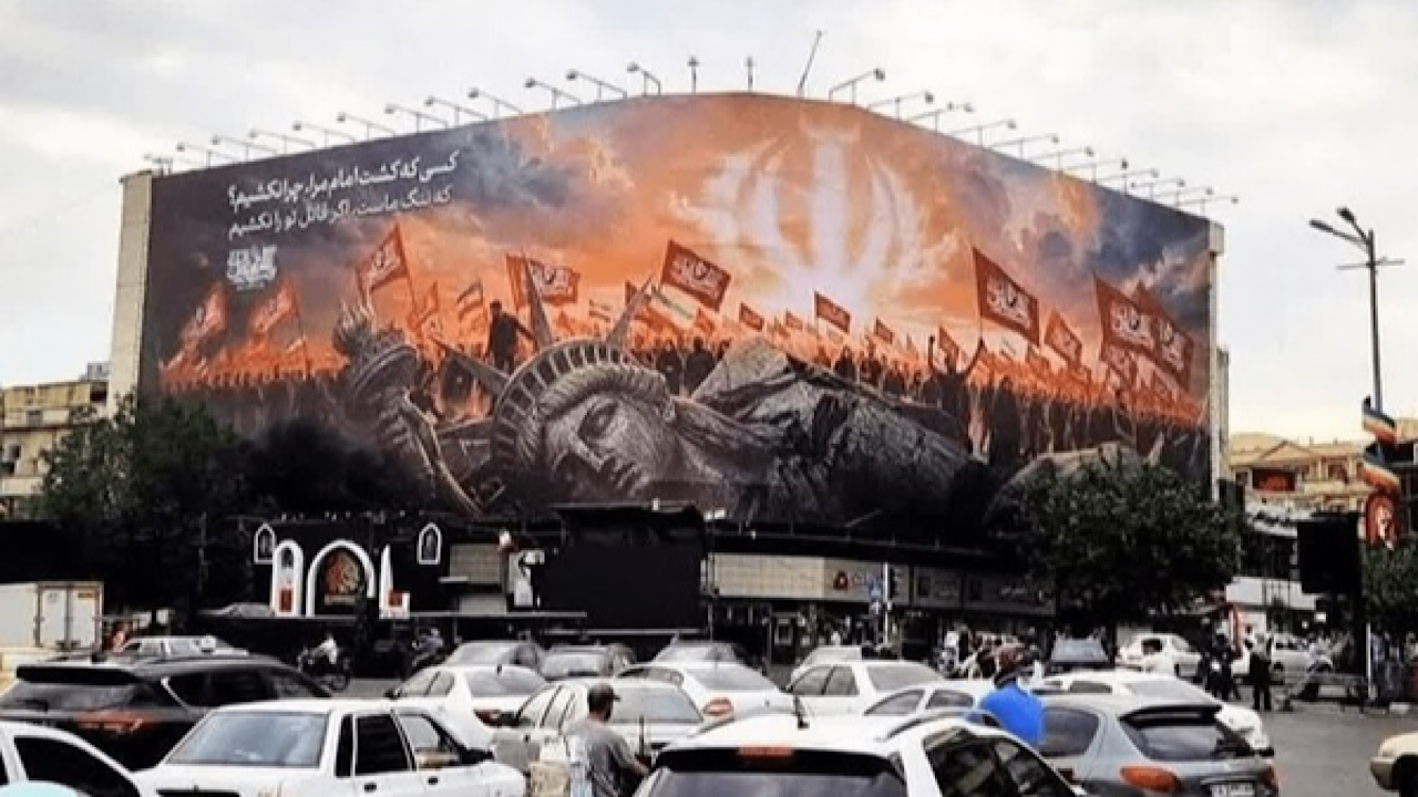رونمایی از دیوارنگاره اربعینی میدان انقلاب