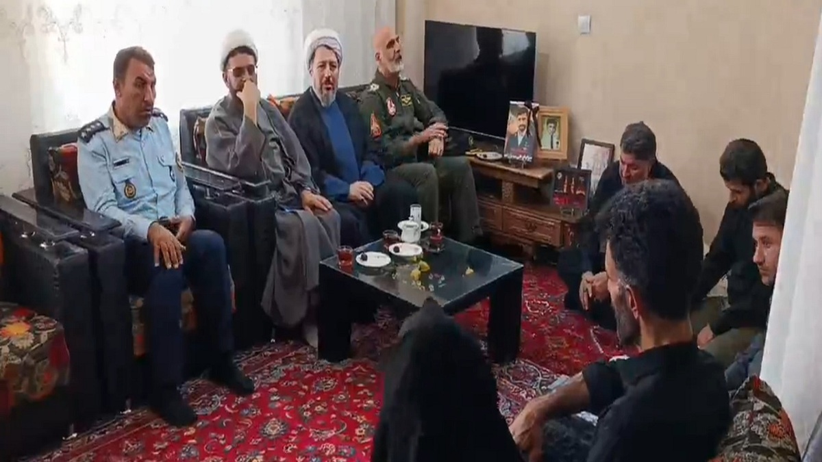 باشگاه خبرنگاران -دیدار رئیس عقیدتی سیاسی نیروی هوایی با خانواده شهدا در مراغه
