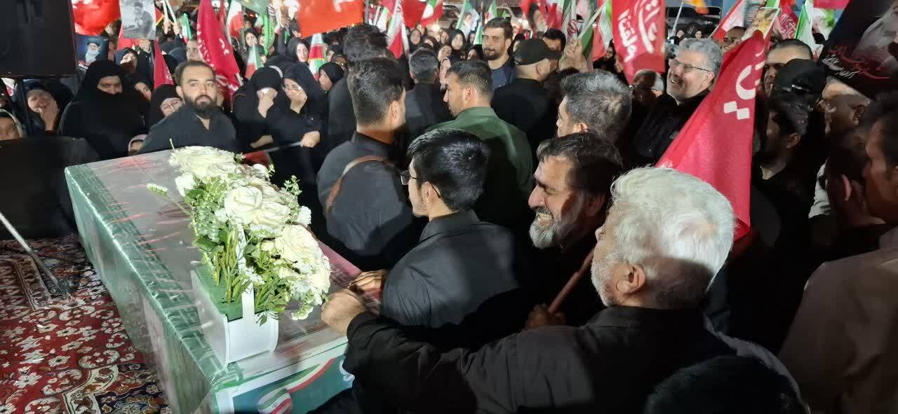 وداع جانسوز مردم اهواز با شهید مدافع وطن وداع جانسوز مردم اهواز با شهید مدافع وطن