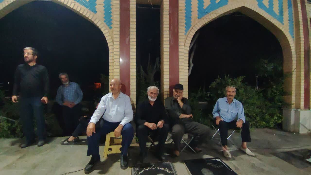 نمایی از خروش مردم انقلابی صالح آباد در تجمعات شبانه نمایی از خروش مردم انقلابی صالح آباد در تجمعات شبانه