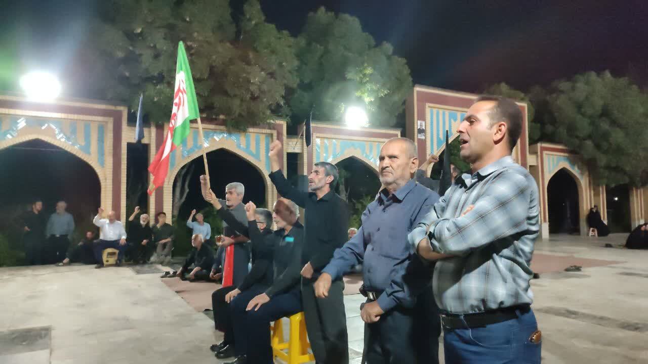 نمایی از خروش مردم انقلابی صالح آباد در تجمعات شبانه نمایی از خروش مردم انقلابی صالح آباد در تجمعات شبانه