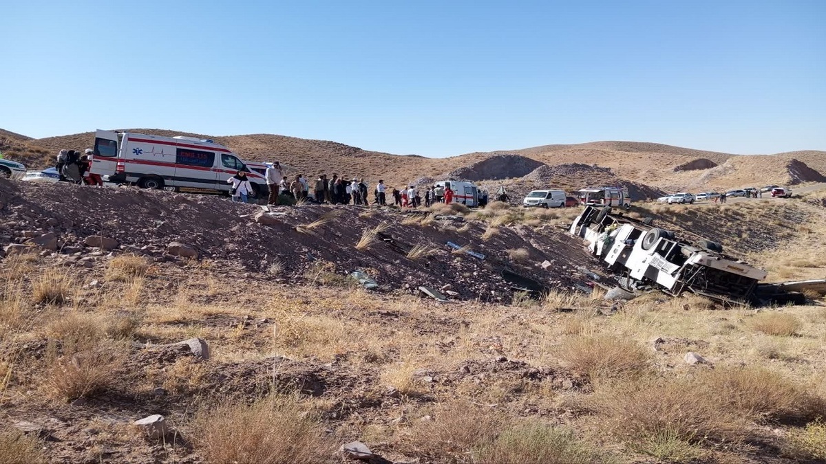 باشگاه خبرنگاران -واژگونی مرگبار اتوبوس در جاده ممند؛ ۴ نفر جان باختند