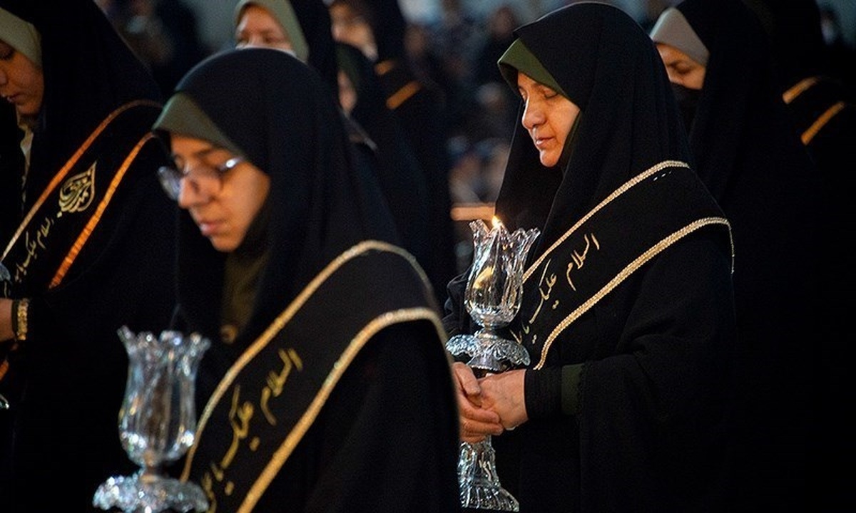 باشگاه خبرنگاران -لاله‌گردانی خادمان شاهچراغ(ع) در شام غریبان امام رضا(ع) + تصاویر
