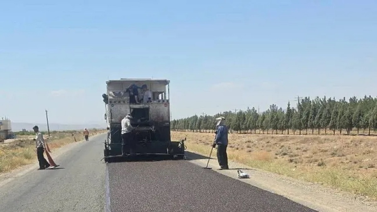 باشگاه خبرنگاران -توسعه و بهسازی راه روستای رودک بوئین‌زهرا با اجرای آسفالت حفاظتی