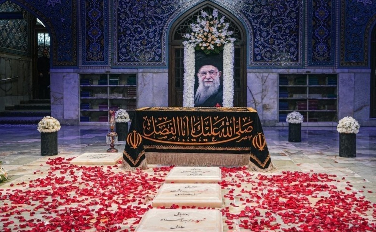 باشگاه خبرنگاران -نجوای زائران در حرم رضوی برای «رهبر شهید»/وداعی ناتمام با مردی که در دل‌ها زنده است + فیلم
