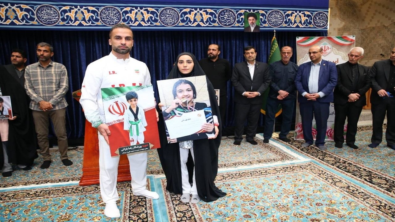 اعطای پرچم ایران به پرچمداران کاروان «فرشته‌های میناب» اعزامی به ناگویا
