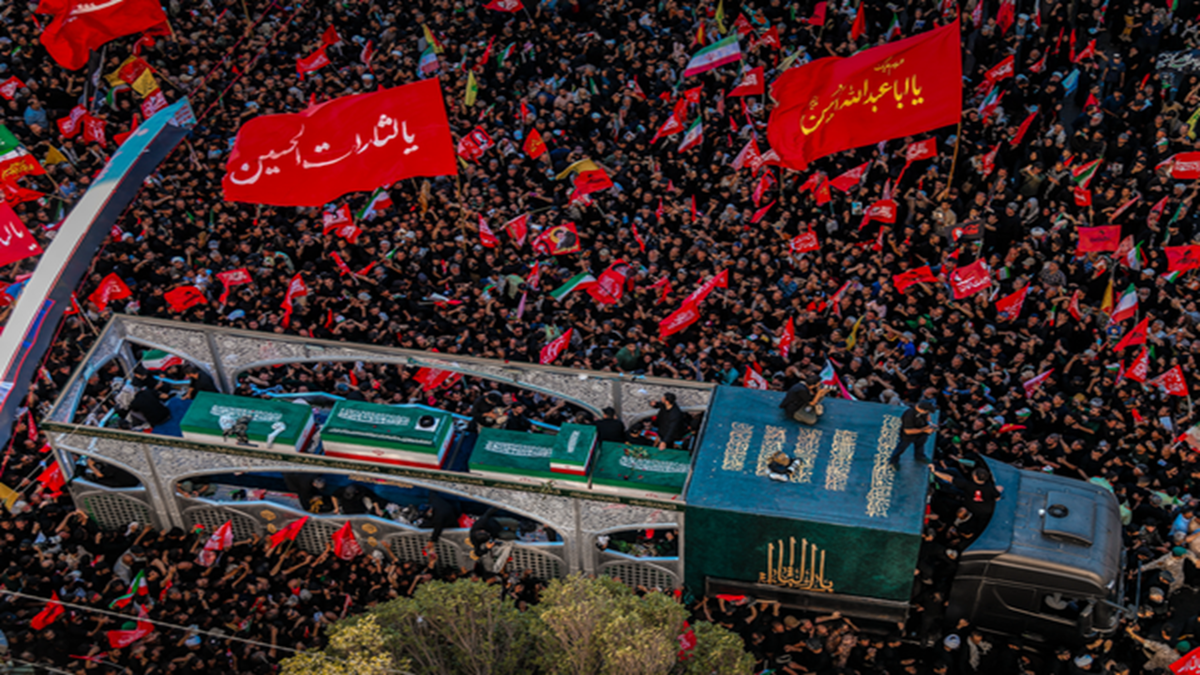 باشگاه خبرنگاران -ماجرای یک پرچم در تشییع پیکر رهبر شهید انقلاب
