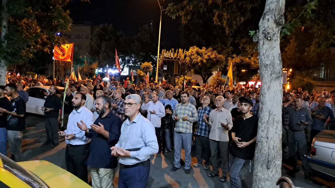 قابی از حماسه آفرینی مردم انقلابی خوی در تجمعات شبانه قابی از حماسه آفرینی مردم انقلابی خوی در تجمعات شبانه