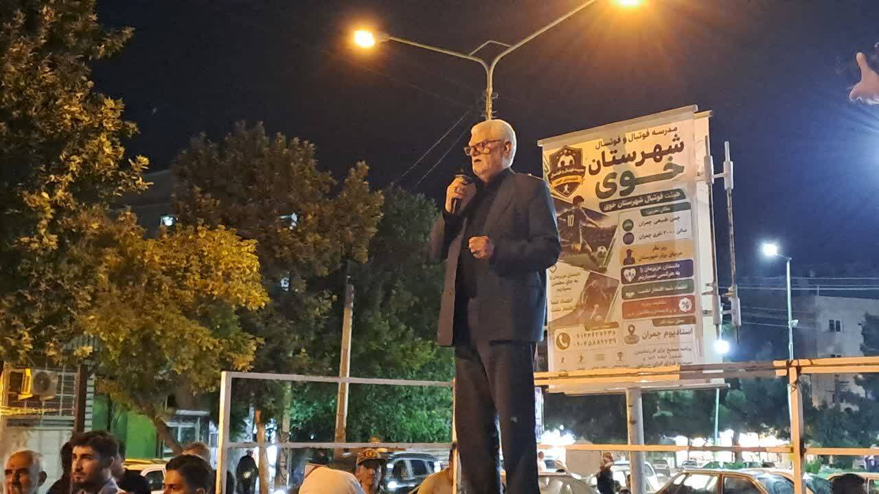 قابی از حماسه آفرینی مردم انقلابی خوی در تجمعات شبانه قابی از حماسه آفرینی مردم انقلابی خوی در تجمعات شبانه