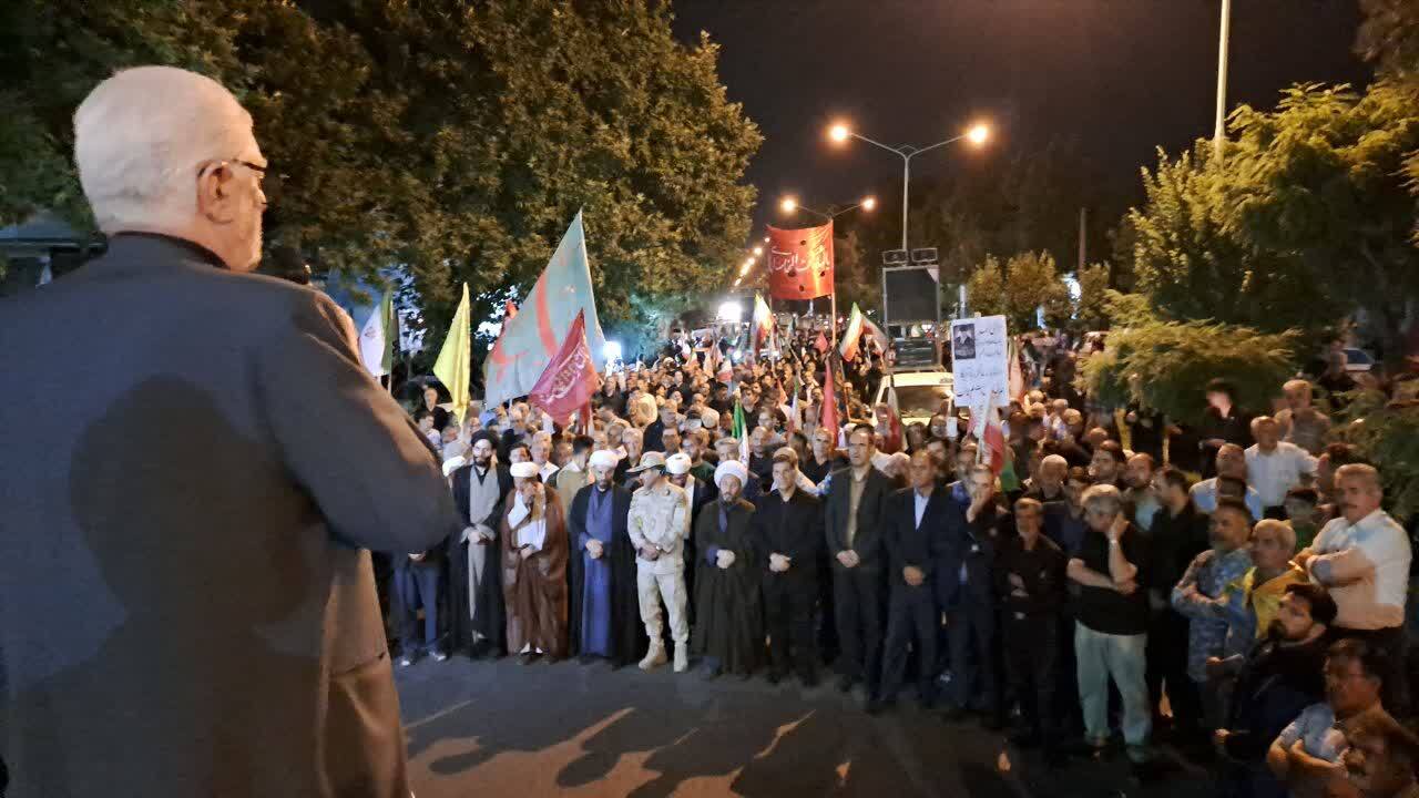 قابی از حماسه آفرینی مردم انقلابی خوی در تجمعات شبانه قابی از حماسه آفرینی مردم انقلابی خوی در تجمعات شبانه