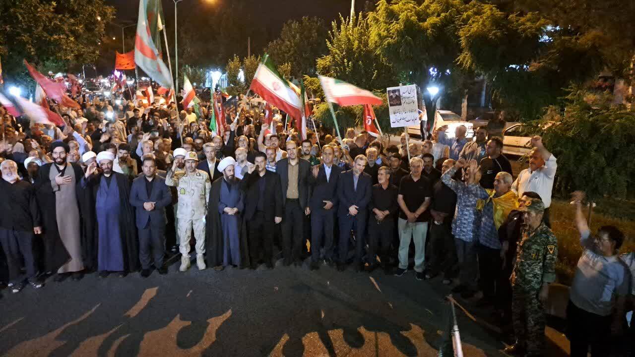 قابی از حماسه آفرینی مردم انقلابی خوی در تجمعات شبانه قابی از حماسه آفرینی مردم انقلابی خوی در تجمعات شبانه