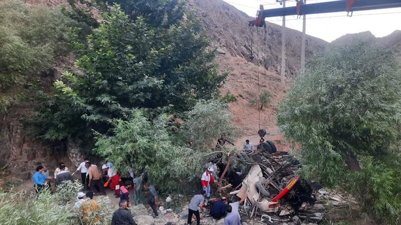 مسافران مینی‌بوس حادثه دیده در مسیر کاشمر پوشش کامل بیمه‌ای دارند