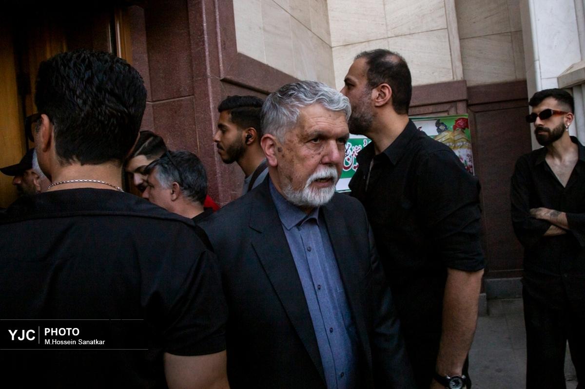 یادبود زنده یاد اکبر عبدی در مسجد بلال