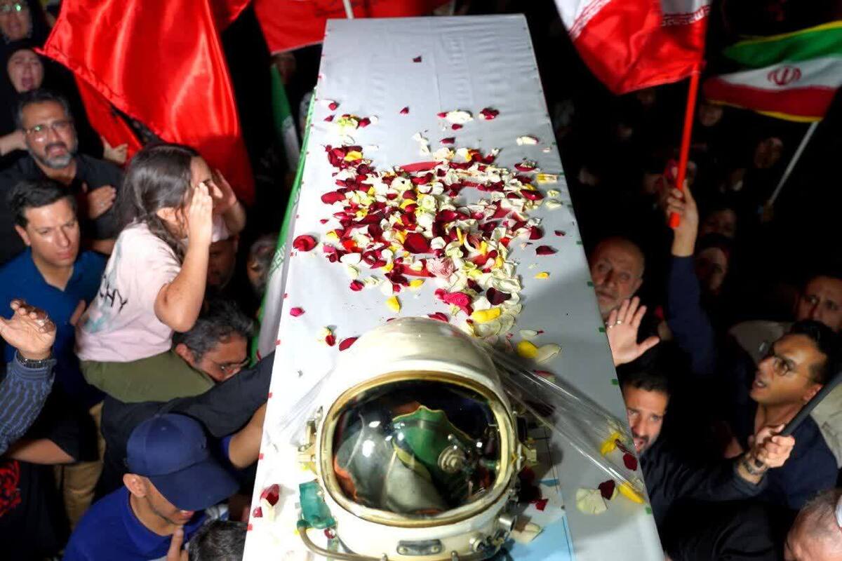 باشگاه خبرنگاران -حضور گسترده مردم شیراز در آیین تشییع شهید خلبان مجید کاظمی + فیلم و تصاویر