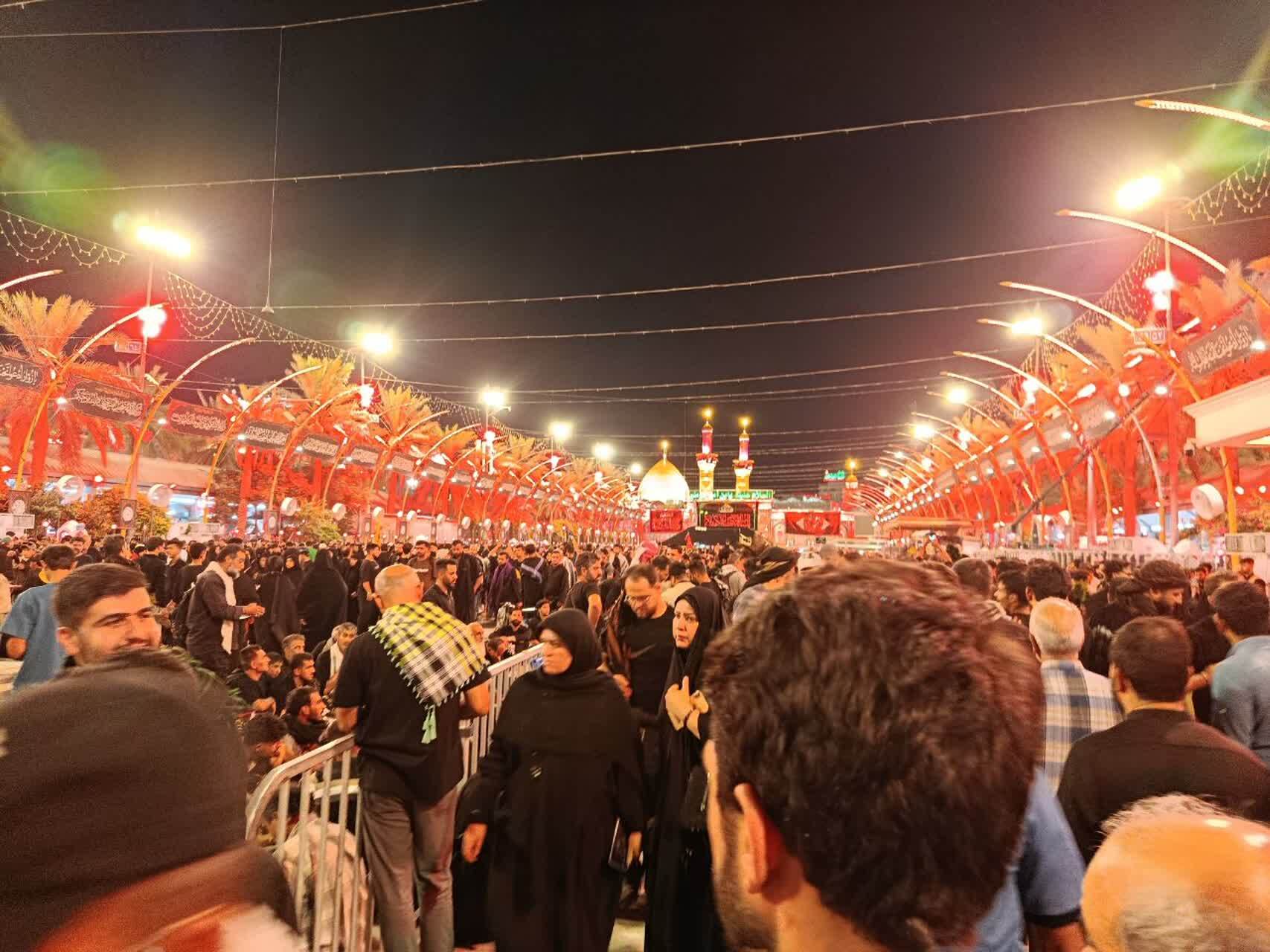 قابی به یادماندنی از حال و هوای زائران در بین الحرمین