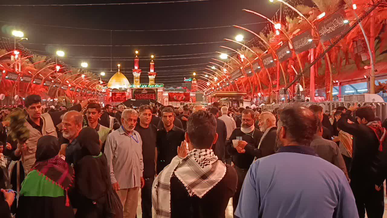قابی به یادماندنی از حال و هوای زائران در بین الحرمین