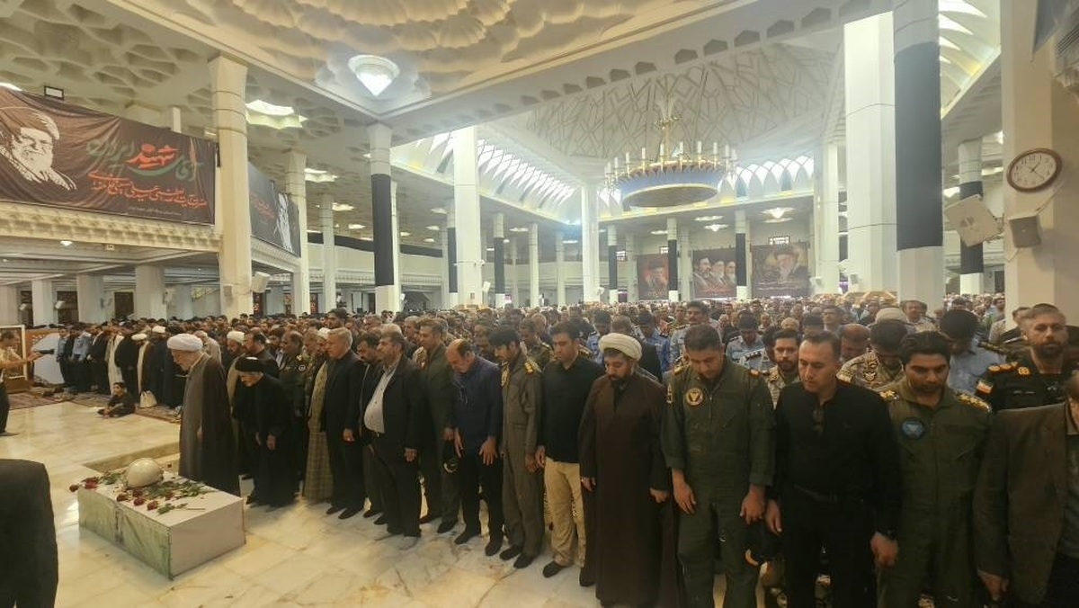 باشگاه خبرنگاران -اقامه نماز بر پیکر خلبان کاظمی و تشییع پیکر مطهر شهید بر دستان مردم شیراز + فیلم و تصاویر