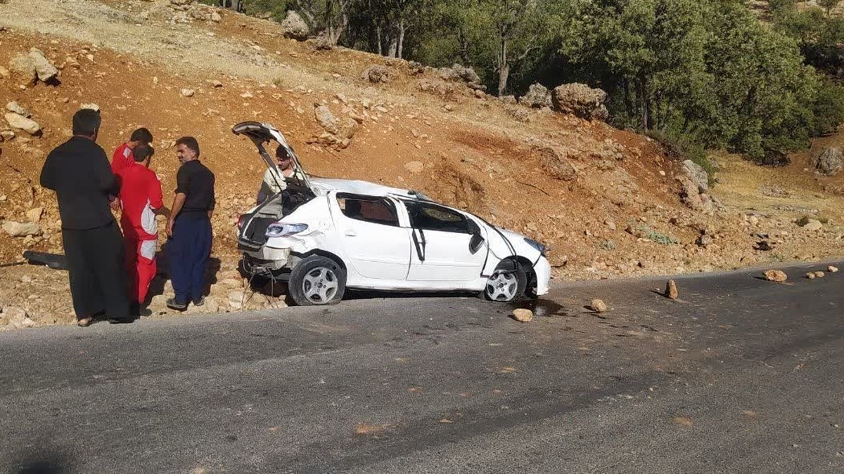 باشگاه خبرنگاران -امدادرسانی نجاتگران هلال‌احمر به حادثه واژگونی خودرو در روستای دره شیخ‌عالی