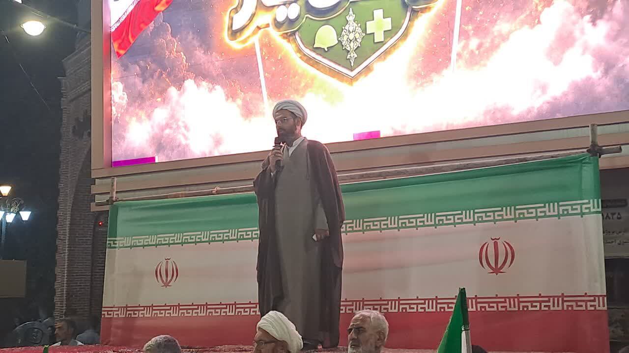 گوشههایی از تجمع مردم انقلابی خوی در میدان مقاومت گوشههایی از تجمع مردم انقلابی خوی در میدان مقاومت
