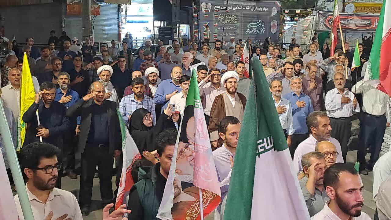 گوشههایی از تجمع مردم انقلابی خوی در میدان مقاومت گوشههایی از تجمع مردم انقلابی خوی در میدان مقاومت
