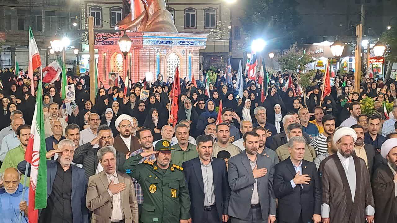 گوشههایی از تجمع مردم انقلابی خوی در میدان مقاومت گوشههایی از تجمع مردم انقلابی خوی در میدان مقاومت