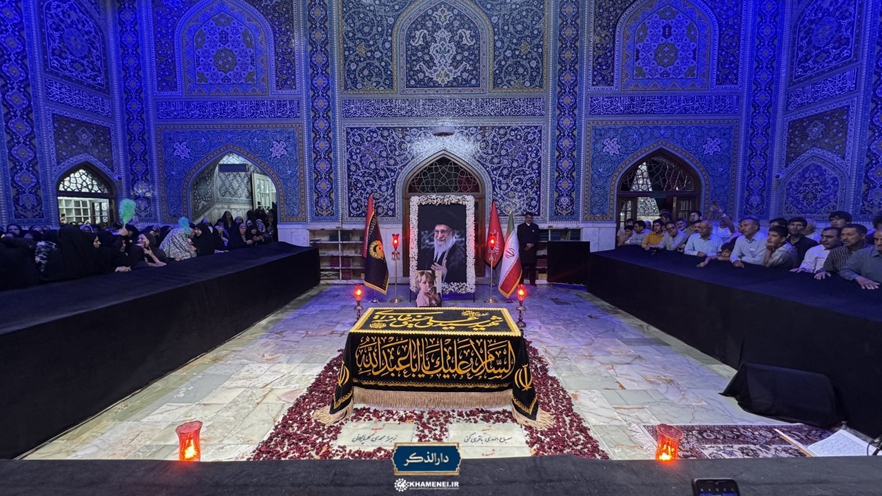 حال‌وهوای زائران آرامگاه رهبر شهید در رواق دارالذکر حرم مطهر رضوی + فیلم