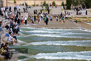 قاب‌های شاد از وقت گذرانی مسافران در کنار زاینده‌رود اصفهان