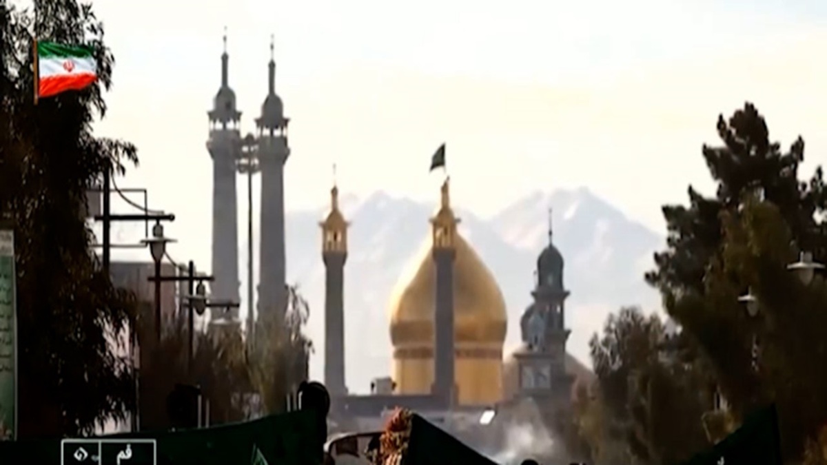زیارت معاون اول رئیس‌جمهور از حرم حضرت معصومه (س) + فیلم