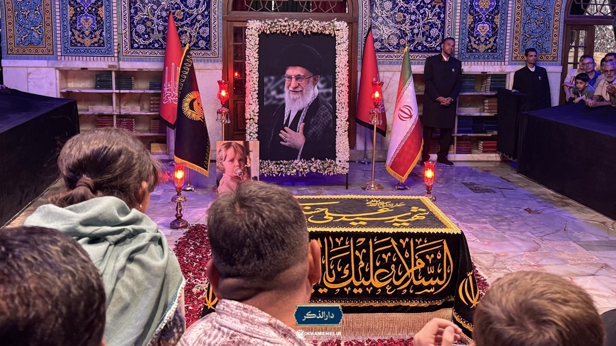 حال و هوای زیارت مزار نورانی رهبر شهید انقلاب در رواق دارالذکر + فیلم