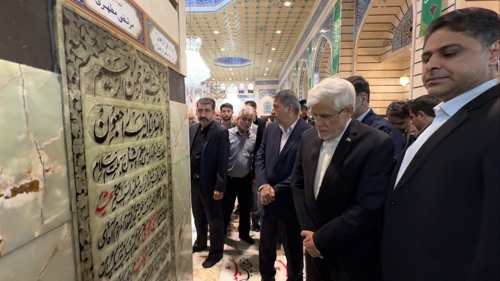 معاون اول رئیس&zwnj;جمهور به زیارت حرم بانوی کرامت مشرف شد+تصاویر