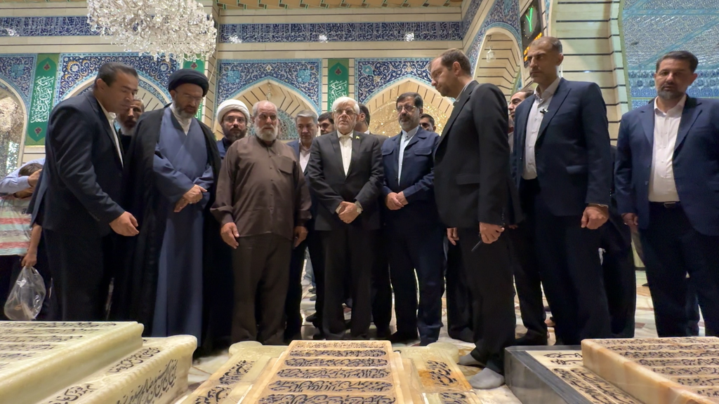 معاون اول رئیس&zwnj;جمهور به زیارت حرم بانوی کرامت مشرف شد+تصاویر