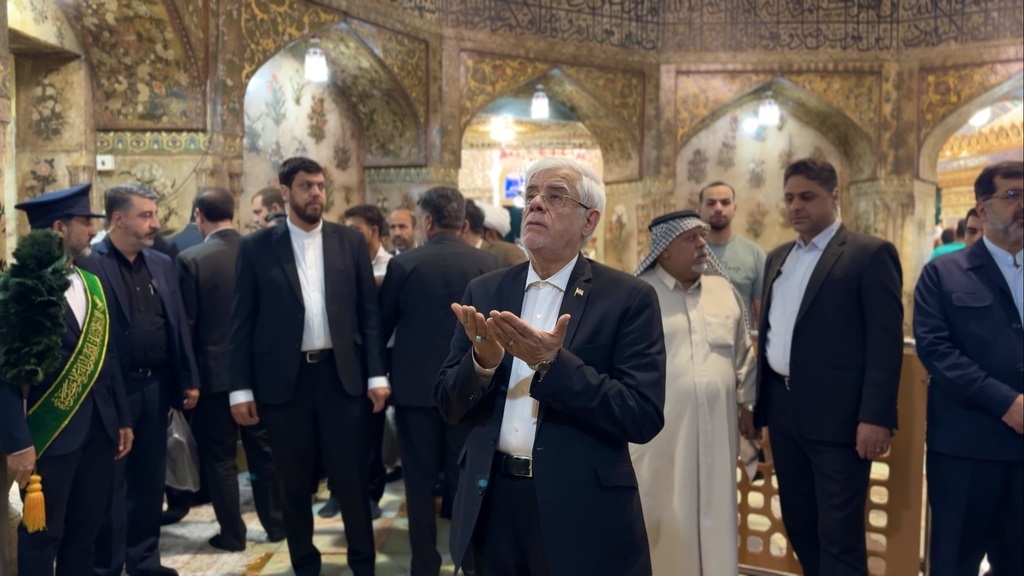 معاون اول رئیس&zwnj;جمهور به زیارت حرم بانوی کرامت مشرف شد+تصاویر