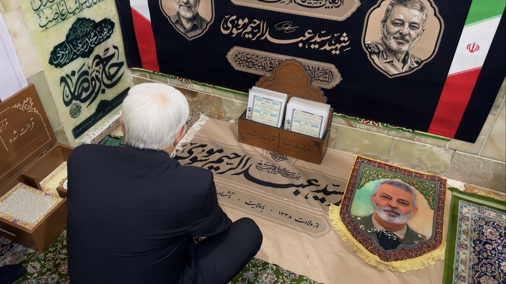 معاون اول رئیس&zwnj;جمهور به زیارت حرم بانوی کرامت مشرف شد+تصاویر