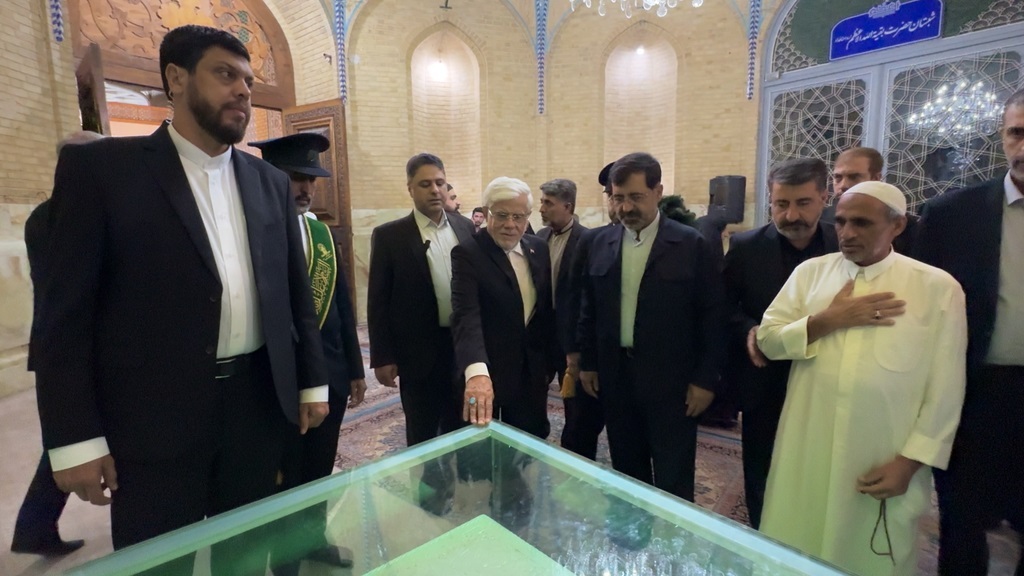 معاون اول رئیس&zwnj;جمهور به زیارت حرم بانوی کرامت مشرف شد+تصاویر