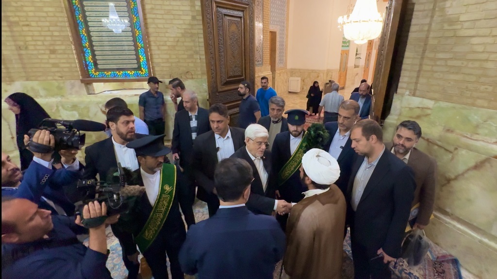 معاون اول رئیس&zwnj;جمهور به زیارت حرم بانوی کرامت مشرف شد+تصاویر