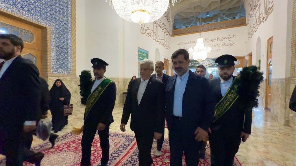 معاون اول رئیس&zwnj;جمهور به زیارت حرم بانوی کرامت مشرف شد+تصاویر