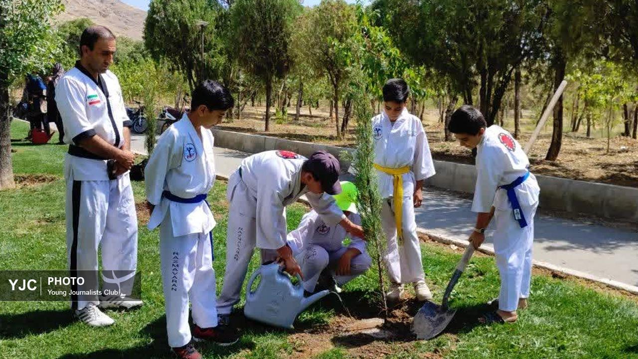 سبز شدن شهر به یاد شهدا؛ ورزشکاران ۱۰۰ اصله نهال کاشتند + تصاویر
