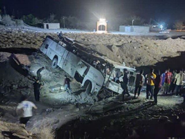 ورود فوری دستگاه قضایی راور به حادثه واژگونی اتوبوس کارگران معدن