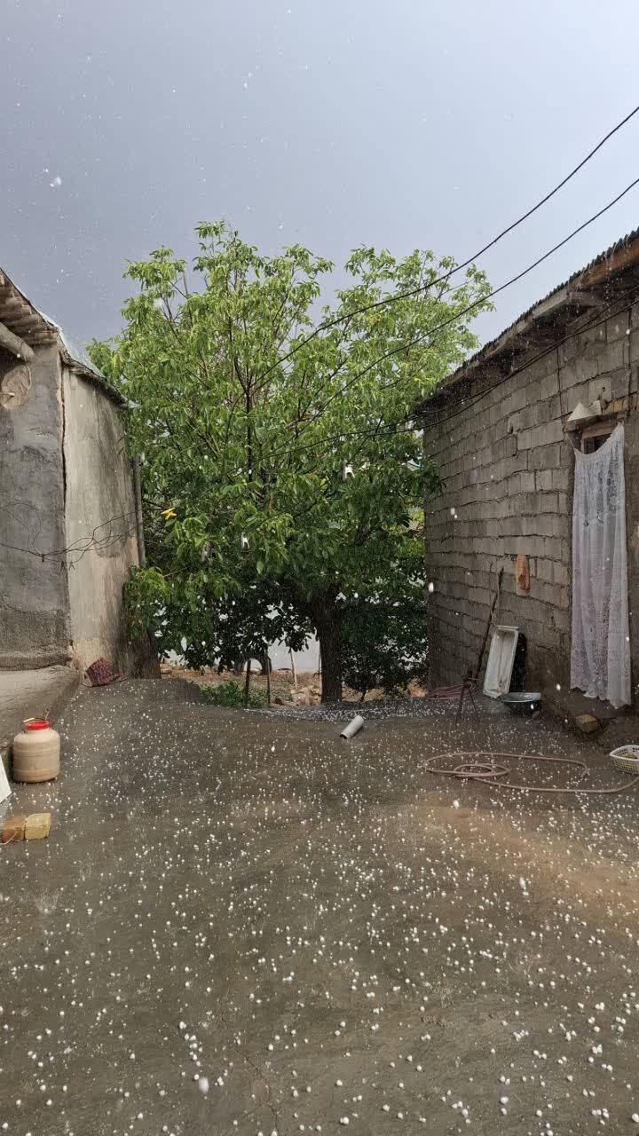 نمایی از بارش تگرگ در قزوین به وقت تابستان